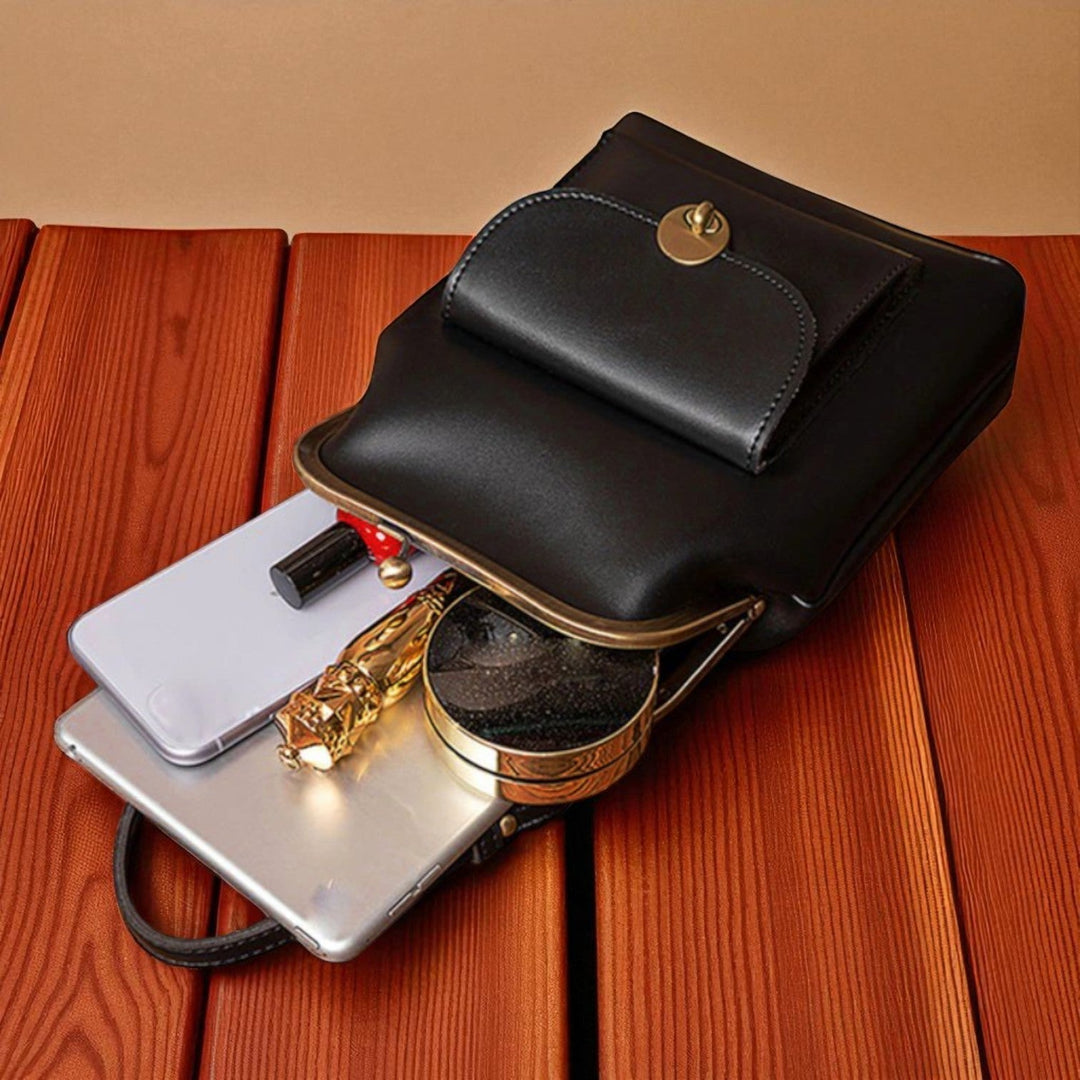 Max Vintage Bag – Grace's Retro-Chic Must-Haves
