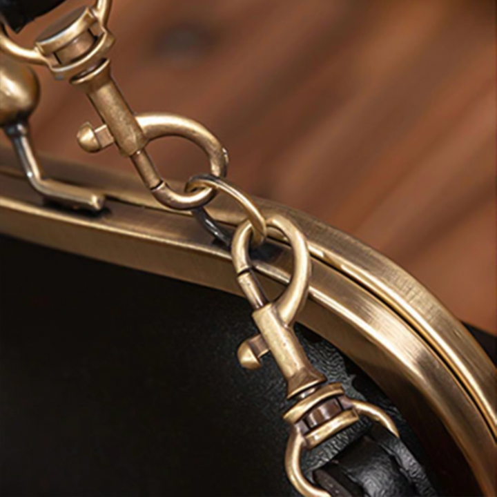 Max Vintage Bag – Grace's Retro-Chic Must-Haves